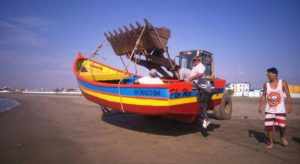 lancha con motor fera de borda